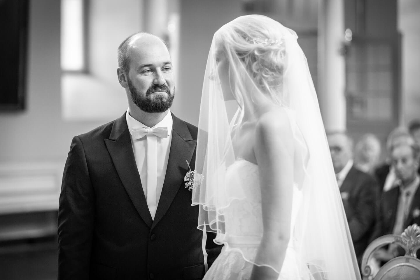 Bräutigam nimmt Braut am Altar entgegen