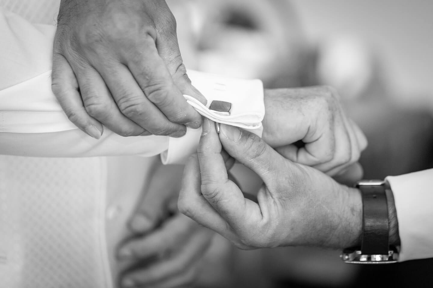 Bei einer Hochzeitsreportage entstanden: Manschettenknopf wird geschlossen