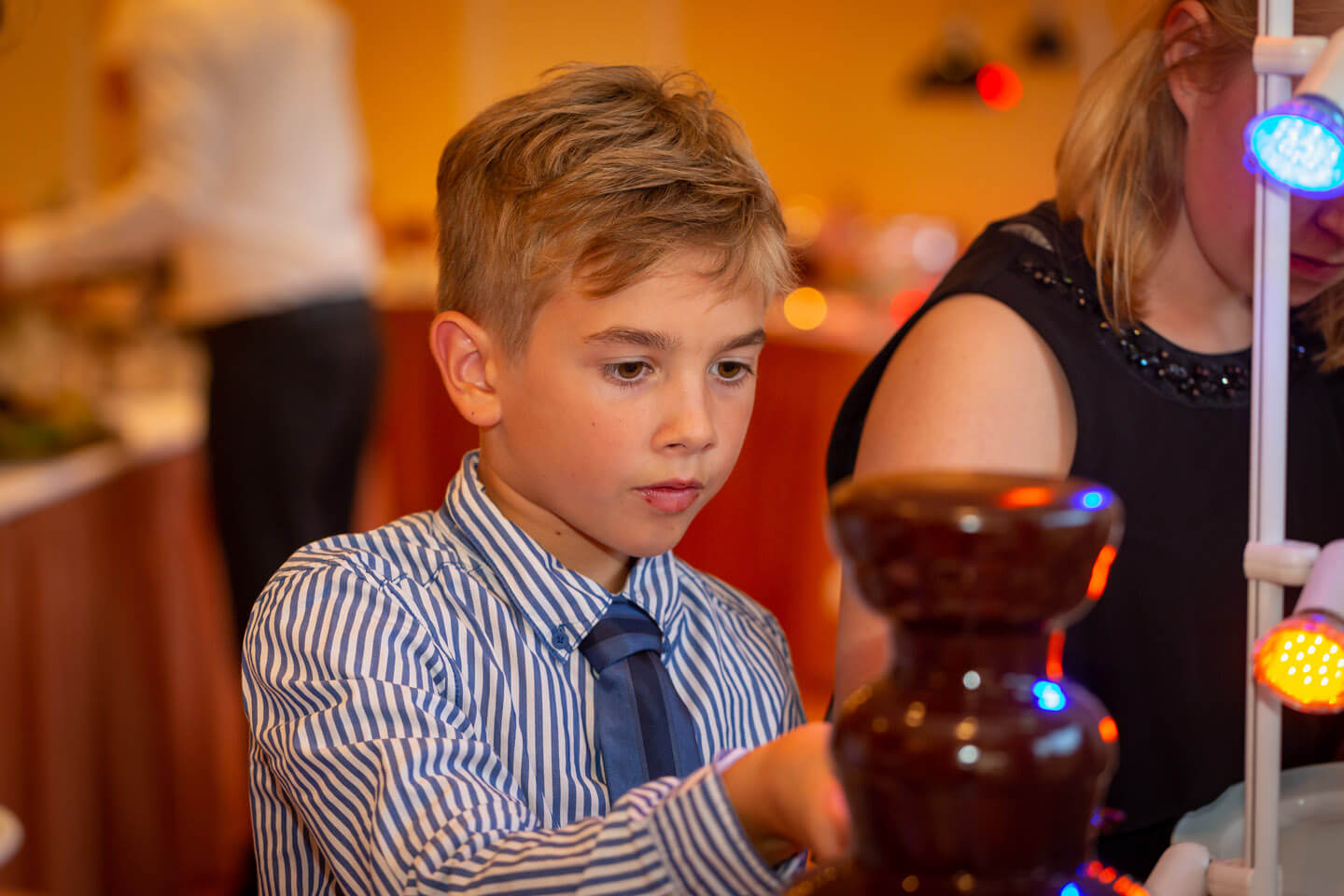 Junge am Schokoladenbrunnen in der Hochzeitslocation Hemdinger Hof