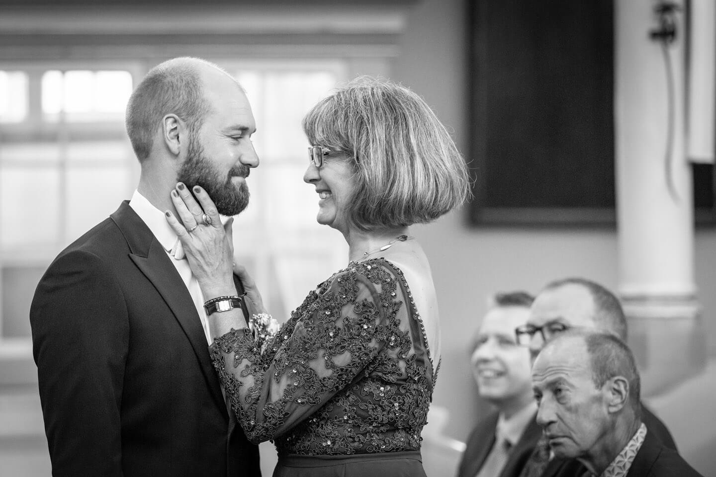 Bräutigam und Mutter kurz vor der Trauung