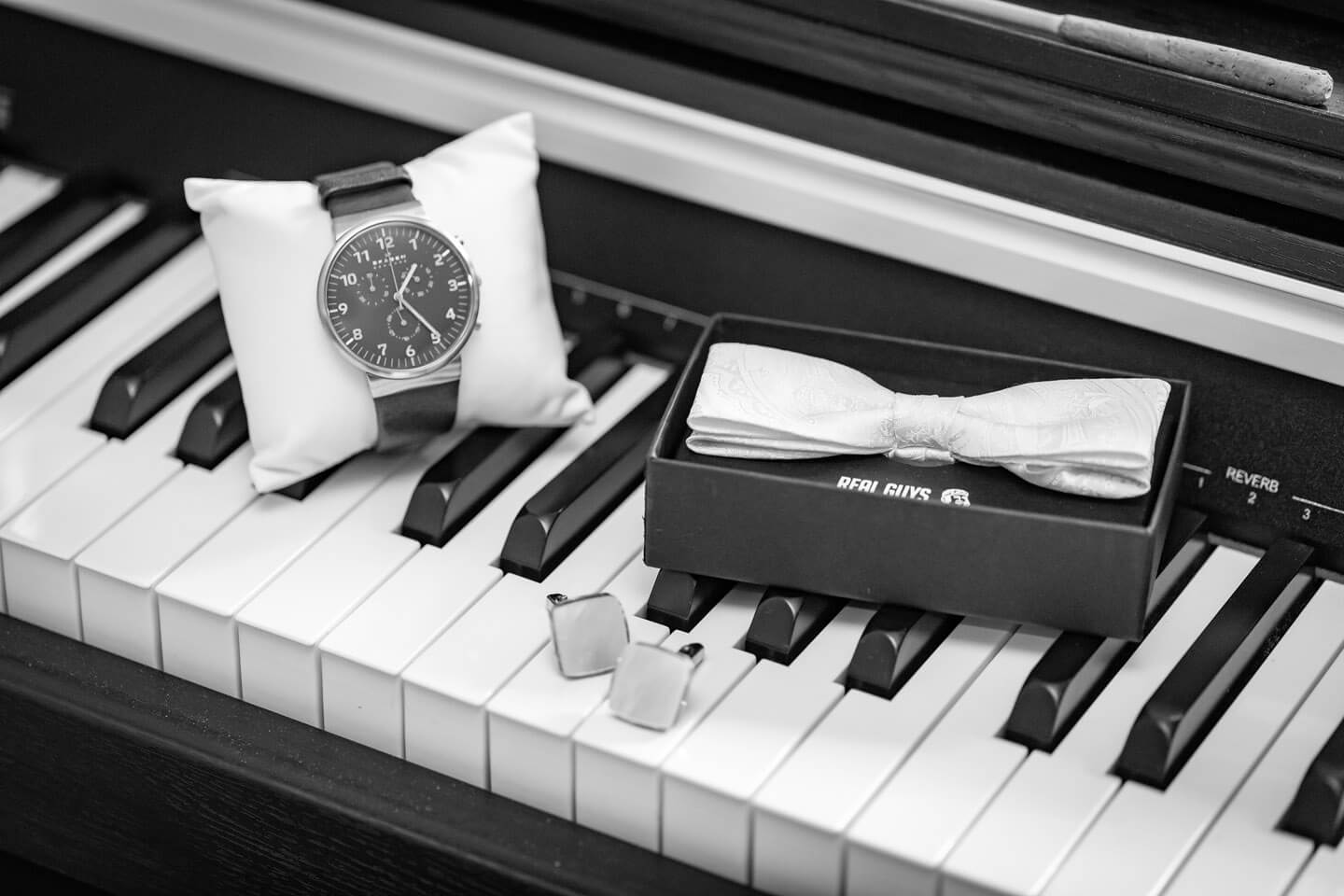 Ein Klavier dient hier dem Hochzeitsfotografen als perfekte Unterlage für ein Detailfoto