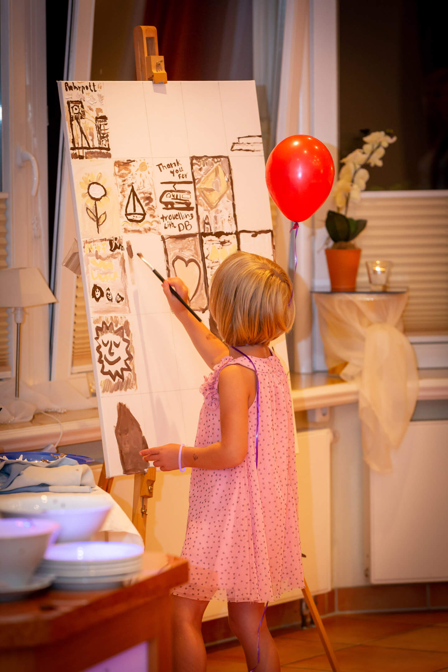 Kind malt an einer Leinwand