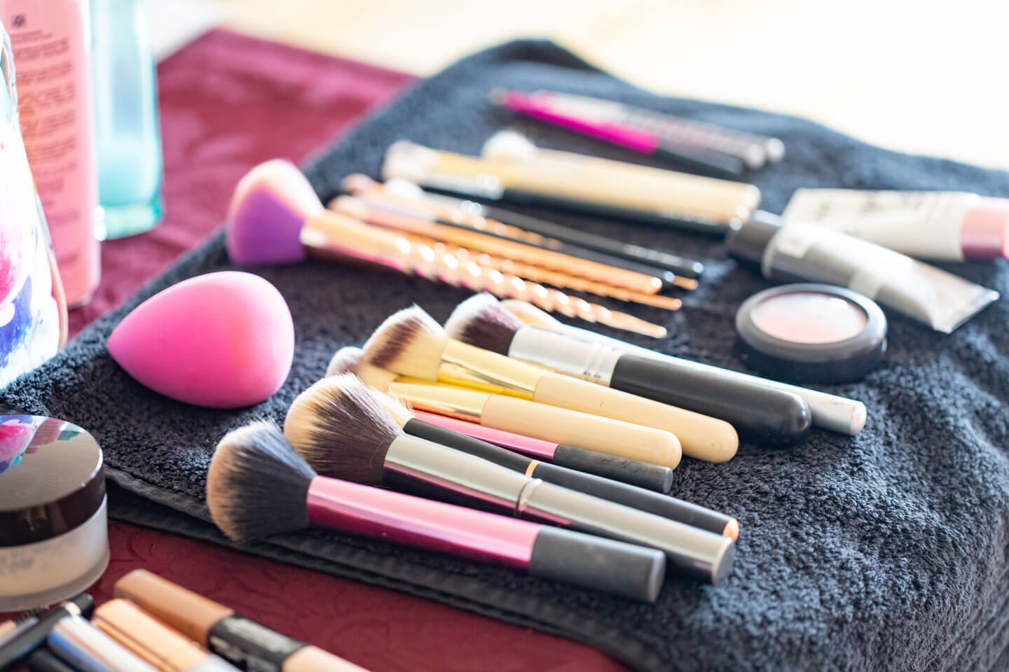 Schminkutensilien beim Getting Ready der Braut