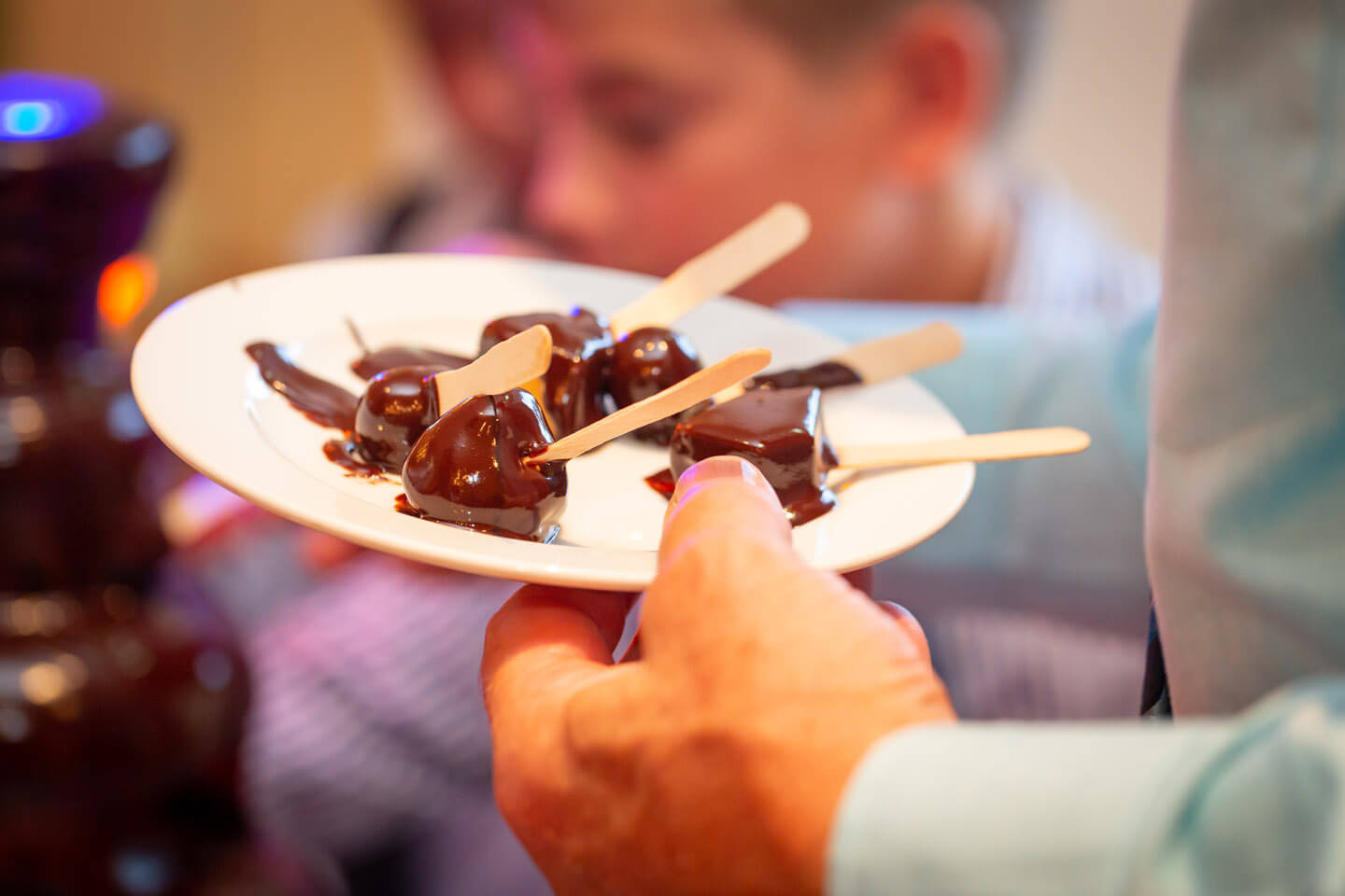 Detailaufnahme von Früchten am Schokobrunnen