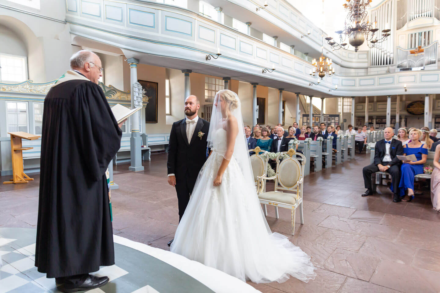 Brautpaar bei ihrer Trauung in der Wilstermarsch