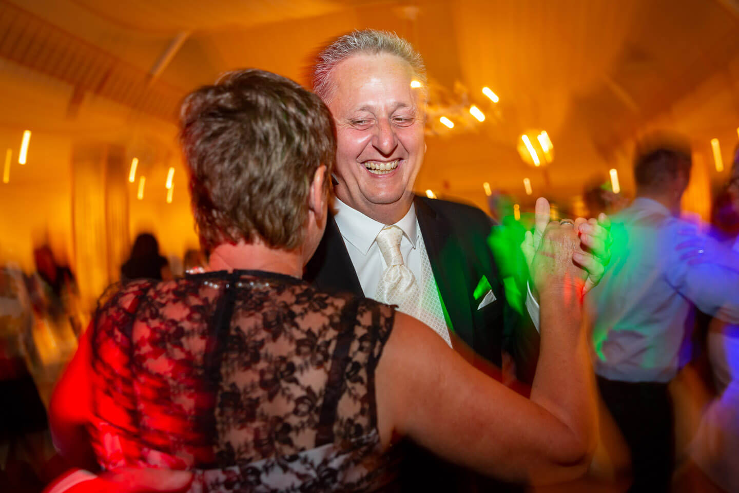 Dynamisches Foto, das bei einer Hochzeitsreportage auf der Tanzfläche entstanden ist