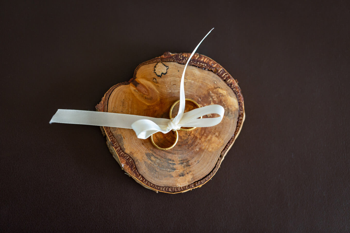 Trauring auf einer selbstgezimmerten Holzscheibe