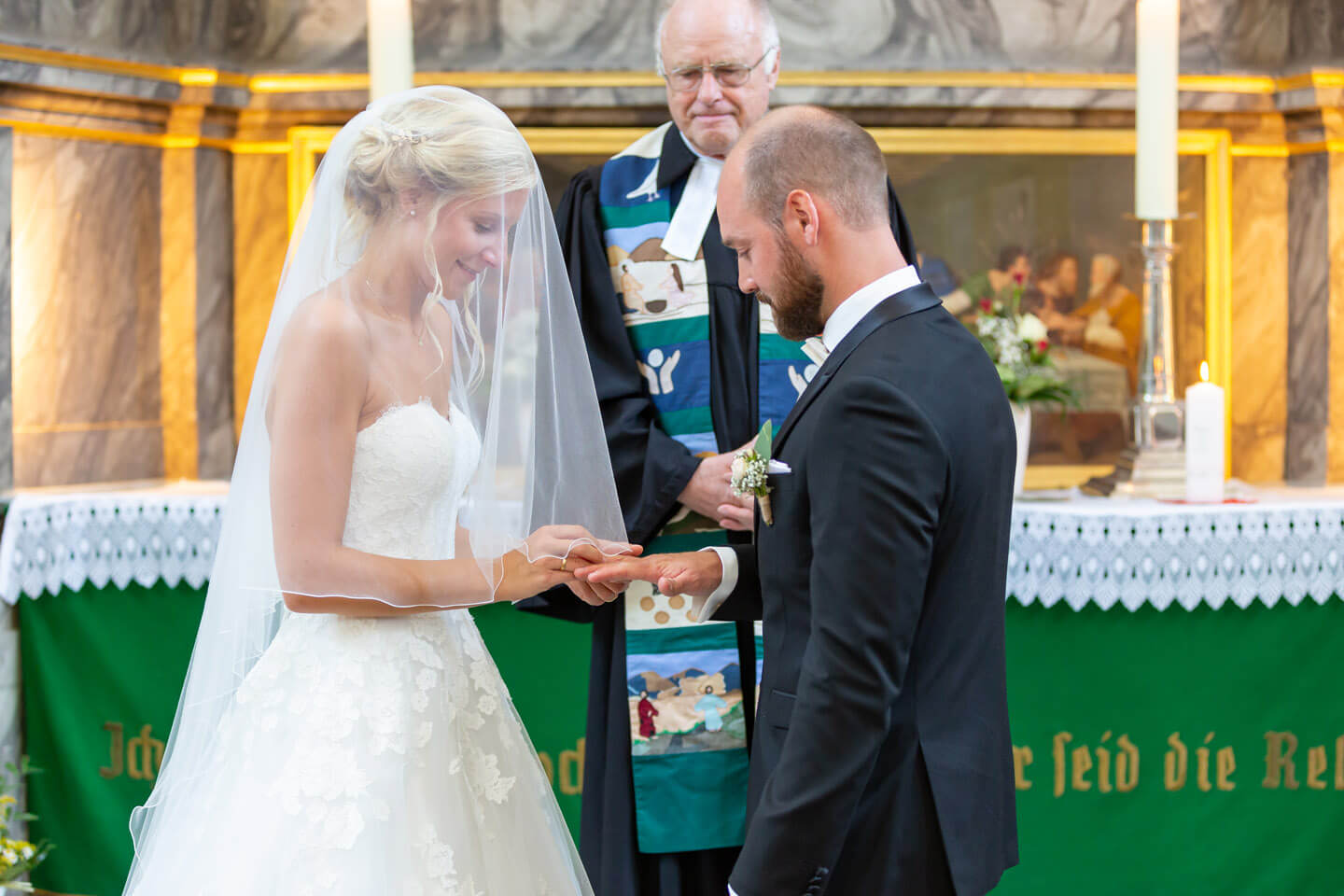 Den Ringtausch darf man als Hochzeitsfotograf nicht verpassen. Hier in der St.-Bartholomäuskirche in Wilster