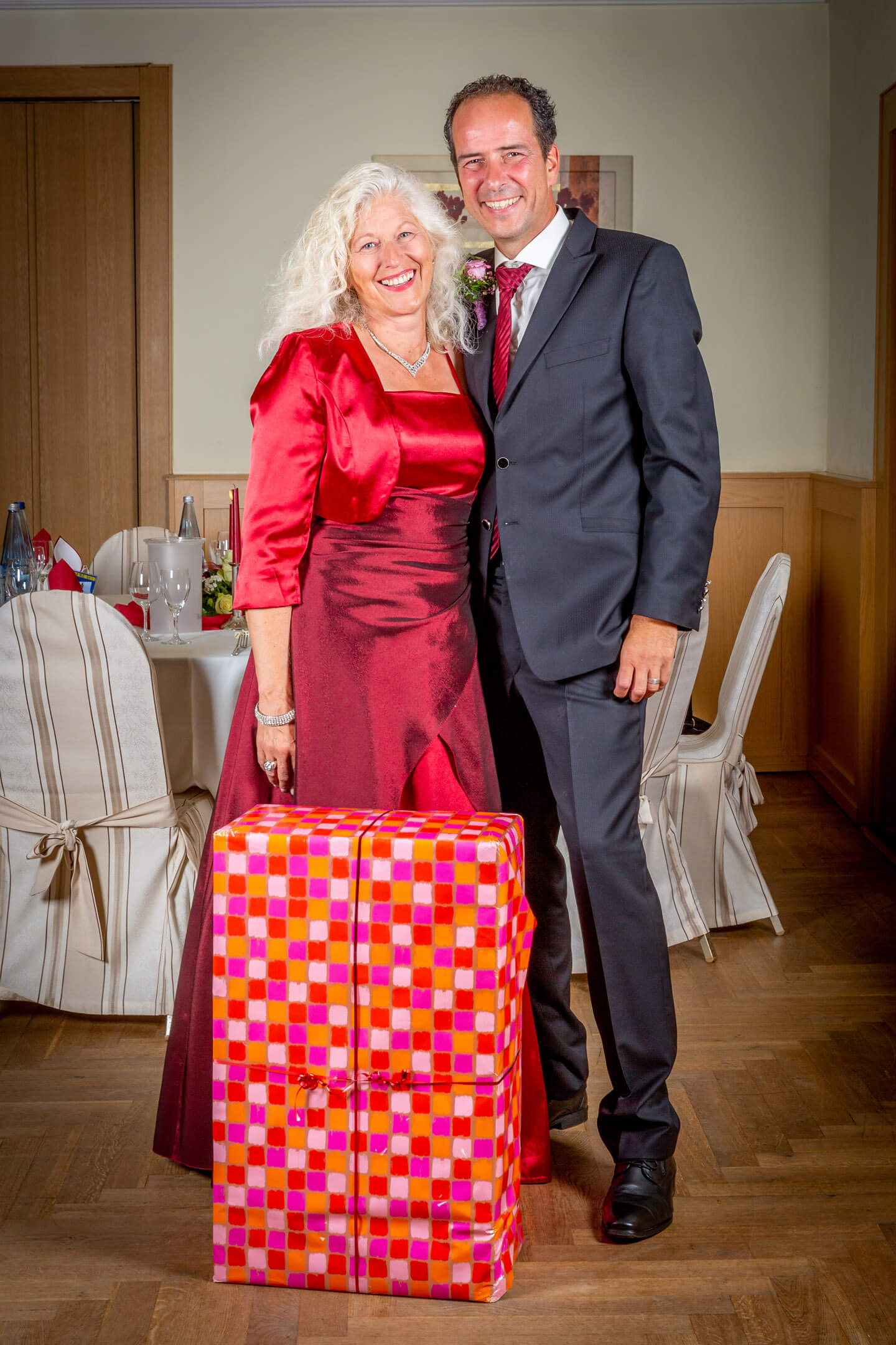 Trauzeuge mit seiner Frau und dem Hochzeitsgeschenk zu Beginn der Hochzeitsfeier