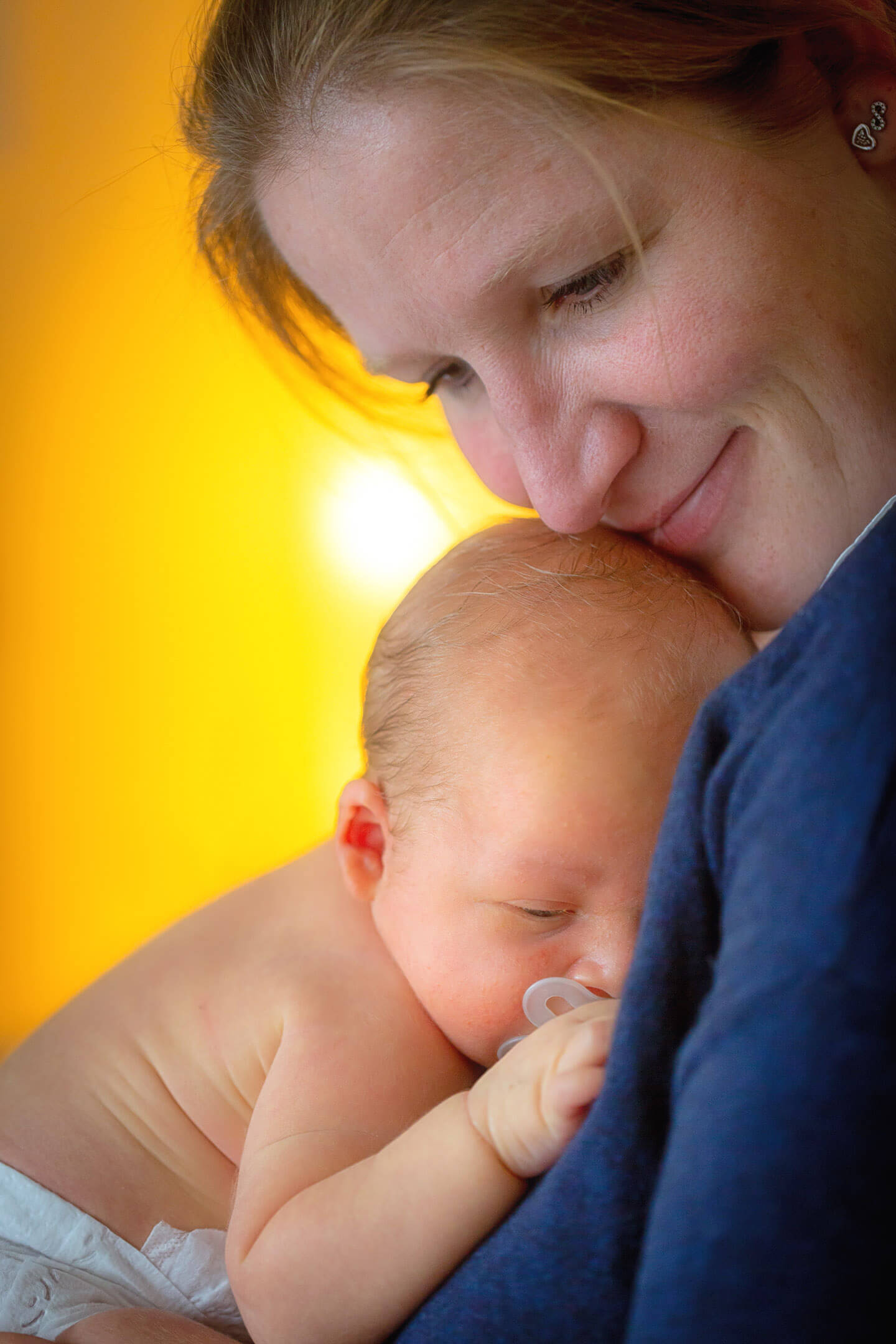 Mutter mit Neugeborenen beim Homeshooting mit dem Fotograf Florian Laeufer