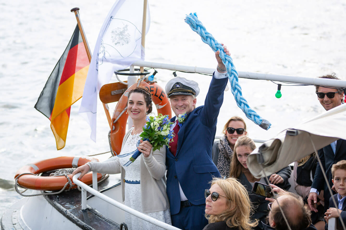 Hochzeitsfahrt mit einer Barkasse im Hamburger Hafen