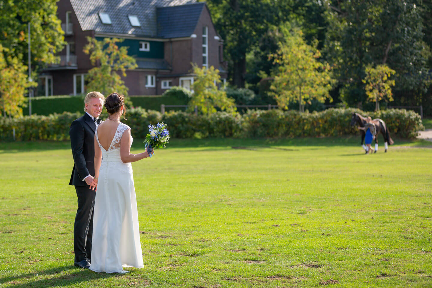 Beim Shooting mit dem Hochzeitsfotografen Florian Läufer aus Hamburg wird das Brautpaar mit einem Pferd überrascht