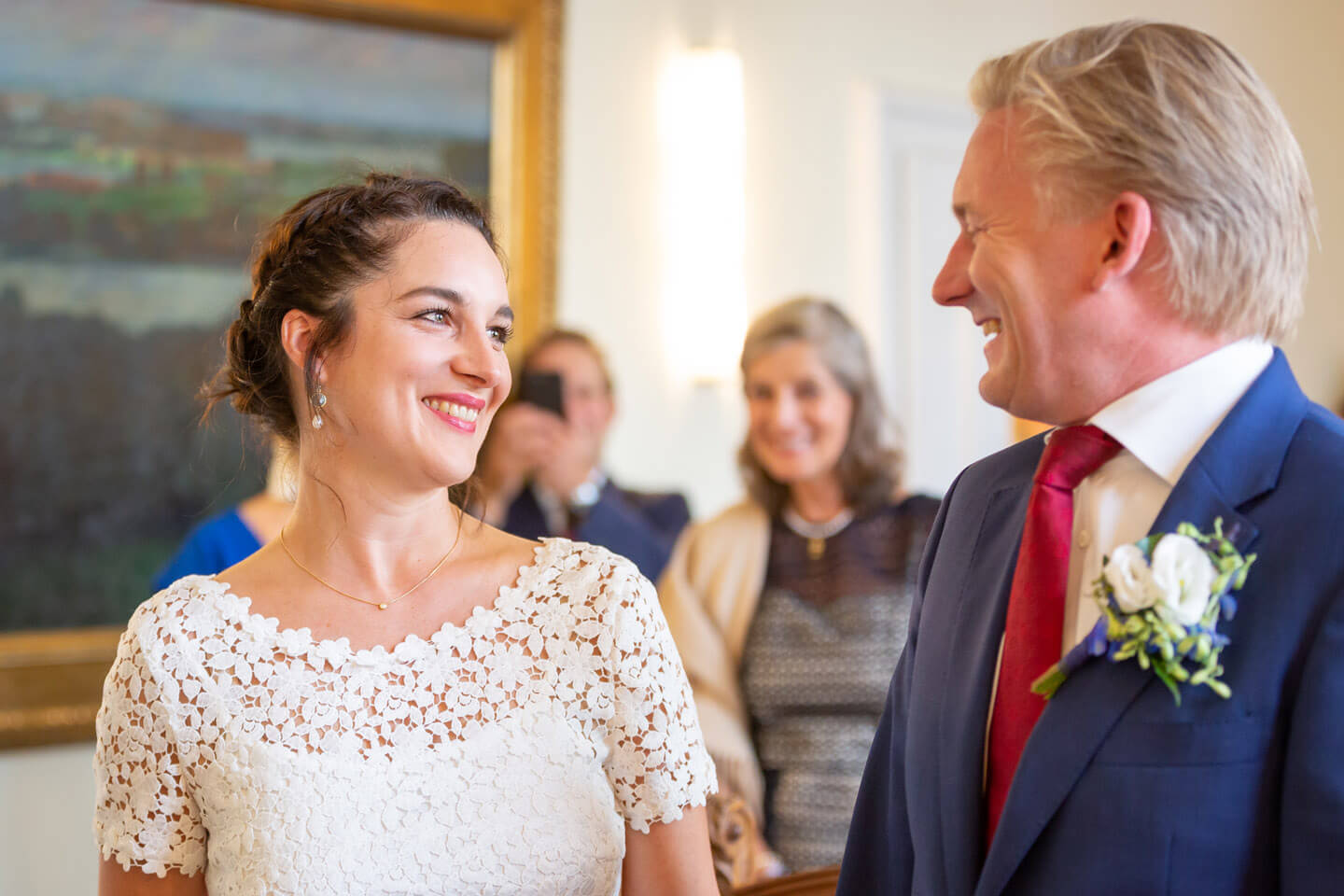 Hochzeitspaar blickt sich während der Standesamtlichen Trauung an