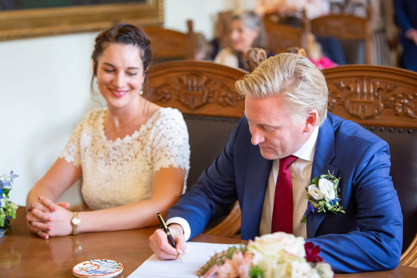 Bräutigam beim Unterschreiben der Heiratsurkunde