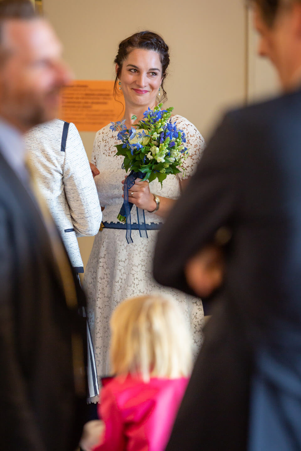 Braut im Vorraum vom Standesamt Altona