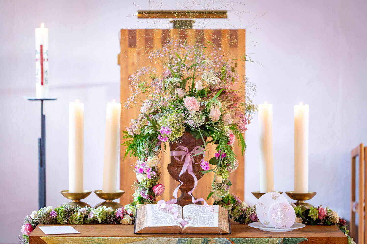 Altar zur Hochzeit geschmückt