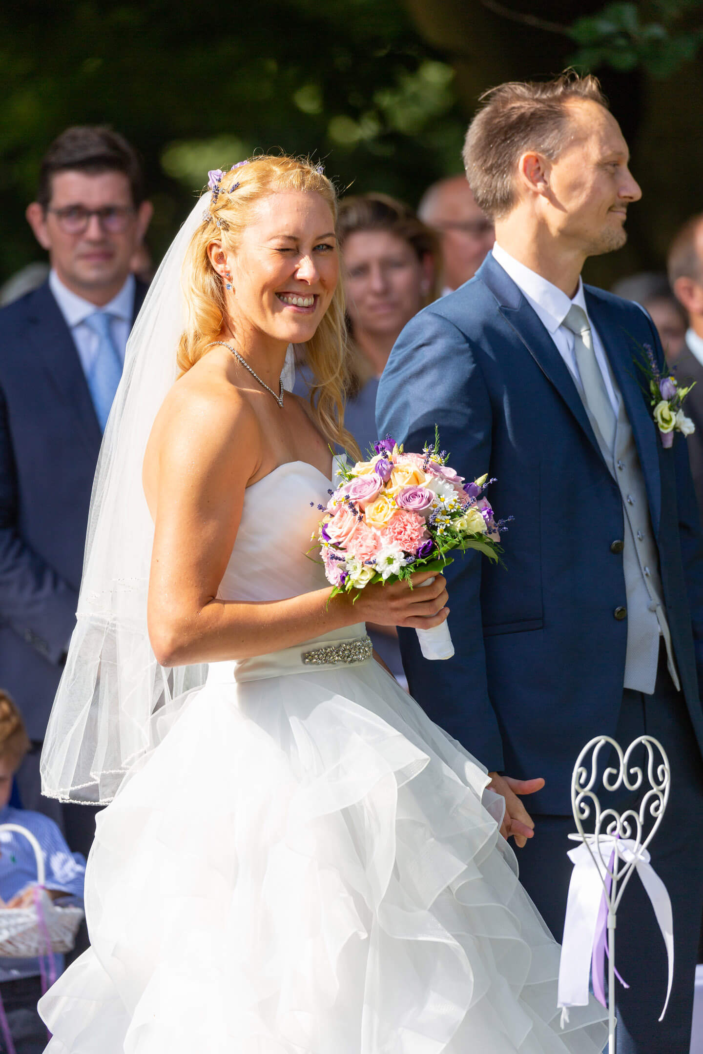 Braut zwinkert bei der freien Trauung dem Hochzeitsfotograf Florian Läufer zu