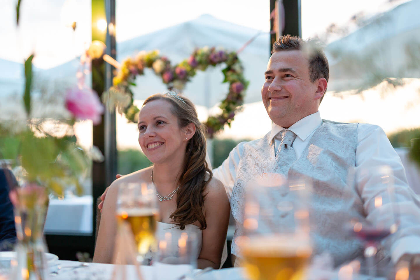 Brautpaar vor Blümchenherz