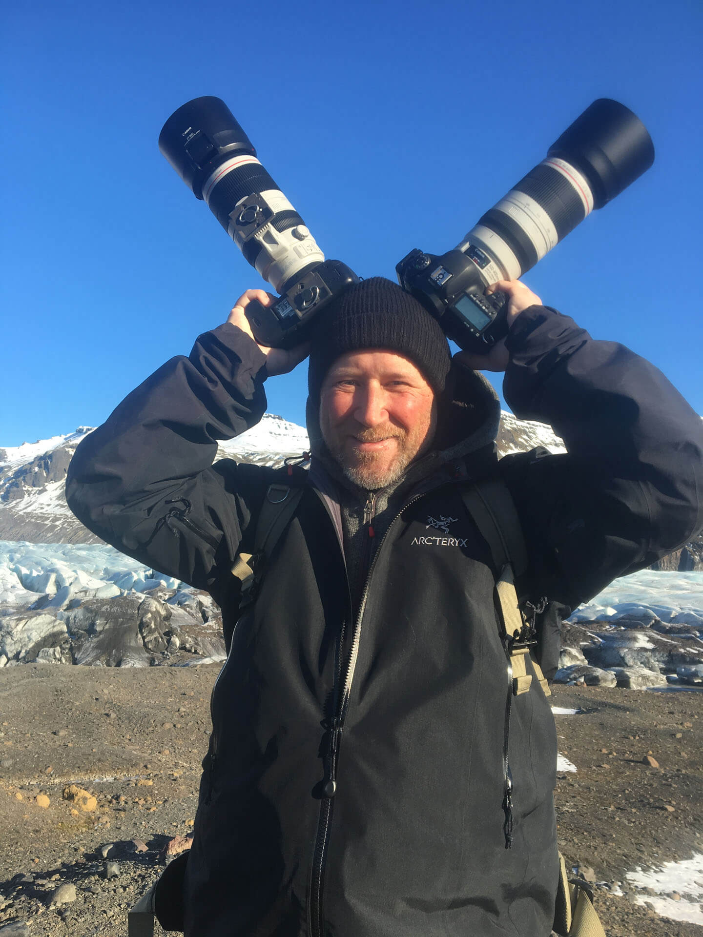 Fotograf mit zwei Canon EF 100-400 Objektiven an 5D Mark II und IV