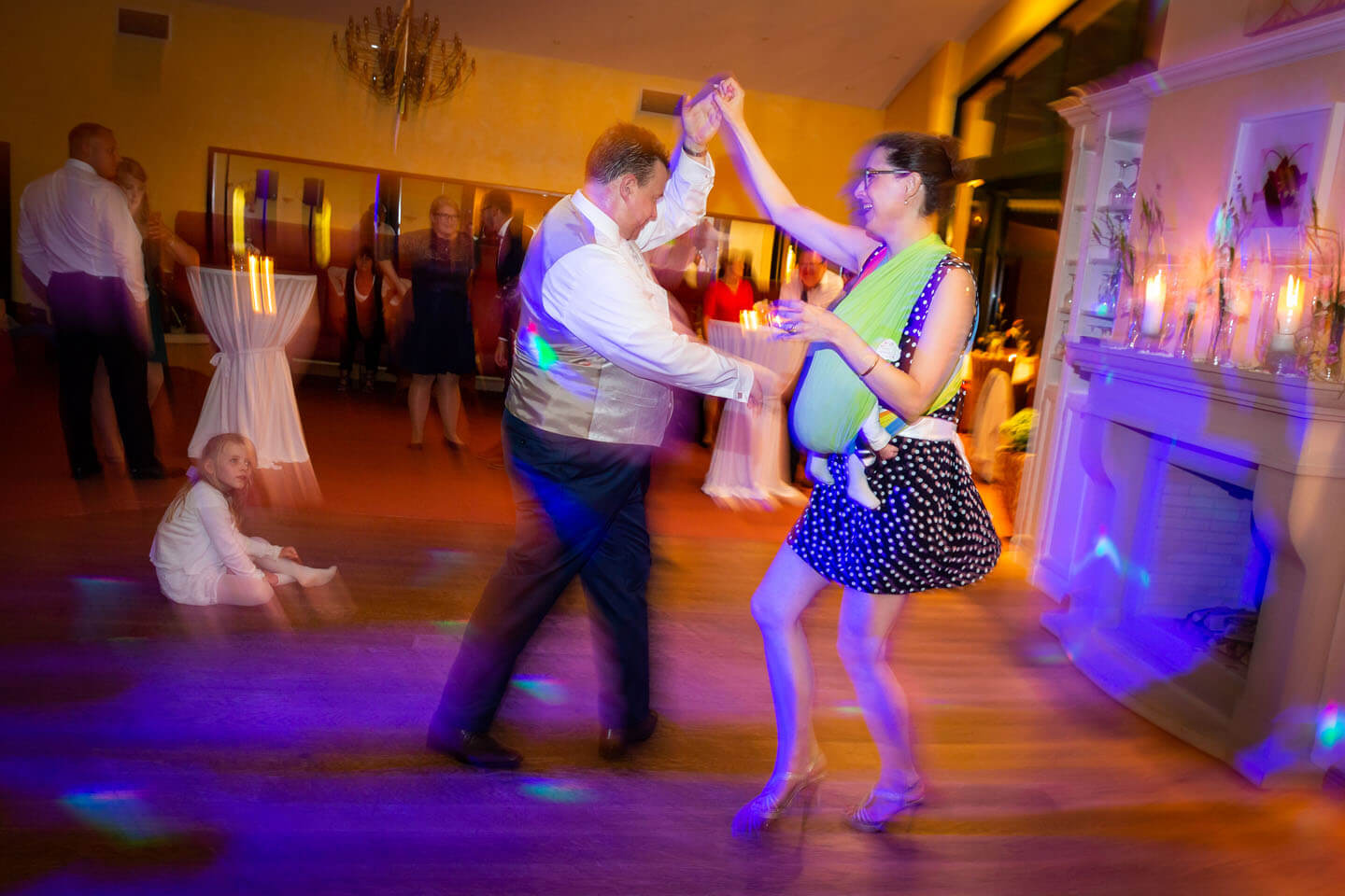 Mit Neugeborenem im Wickeltuch auf der Tanzfläche