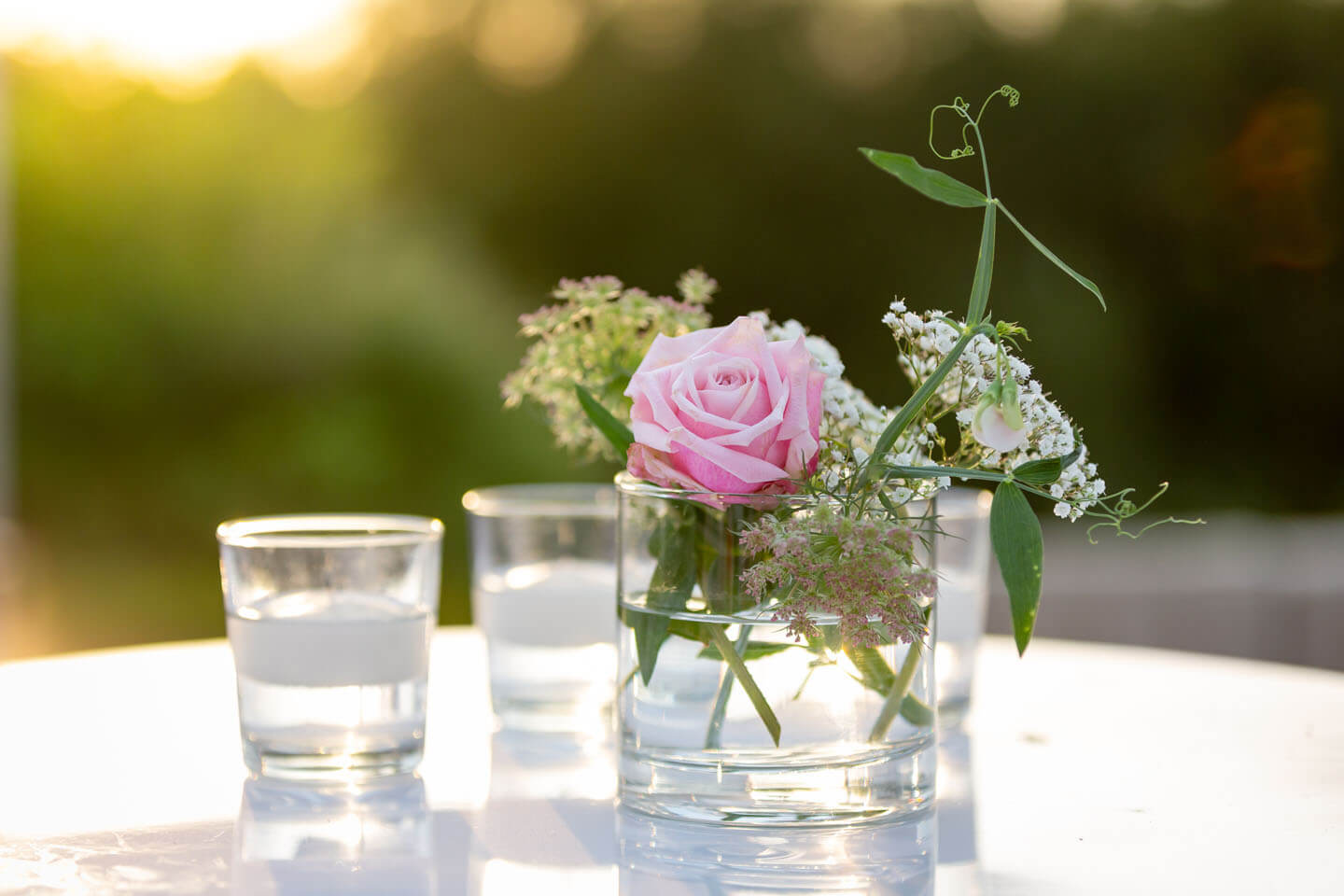 Tischdeko im späten Sonnenlicht fotografiert