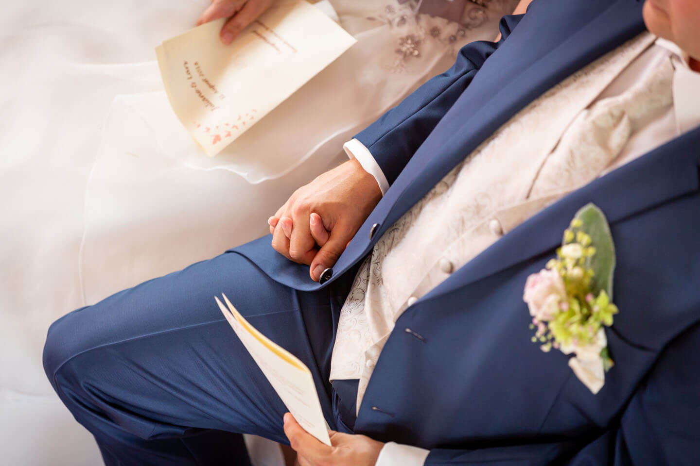 Brautpaar hält sich die Hände