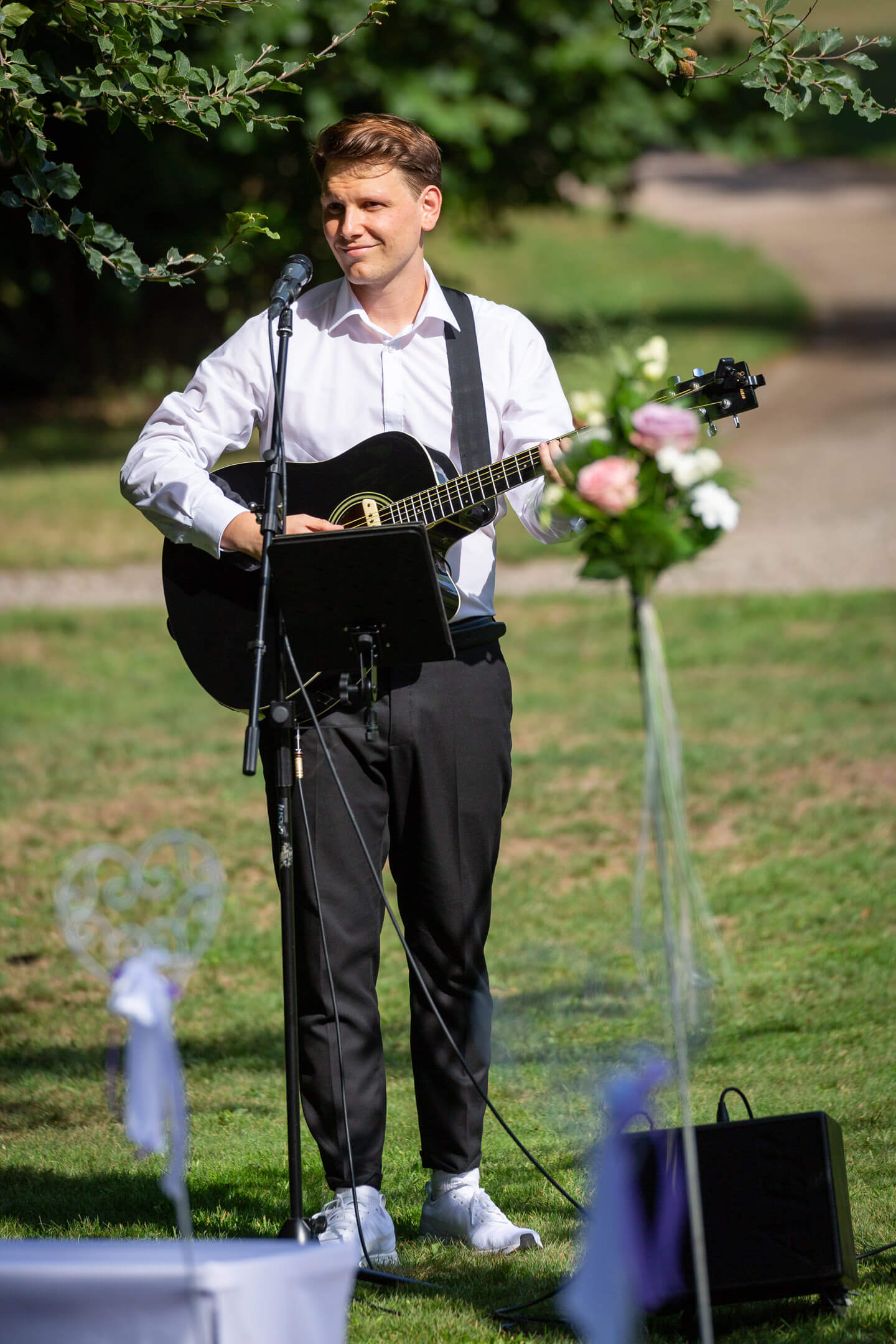 Sänger Dominik Schwarzer mit Gitarre bei einer freien Trauung im Schloss Tremsbüttel