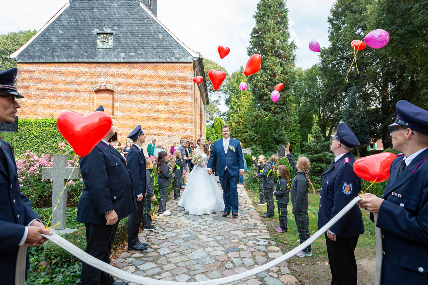 Feuerwehr bildet ein Spalier für das Hochzeitspaar