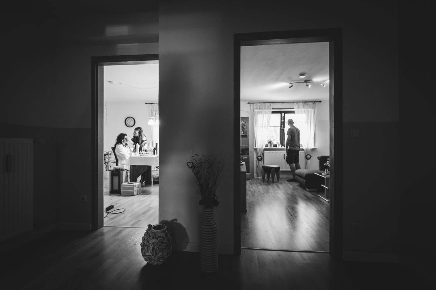 Getting Ready - Blick aus dem Flur in zwei unterschiedliche Zimmer