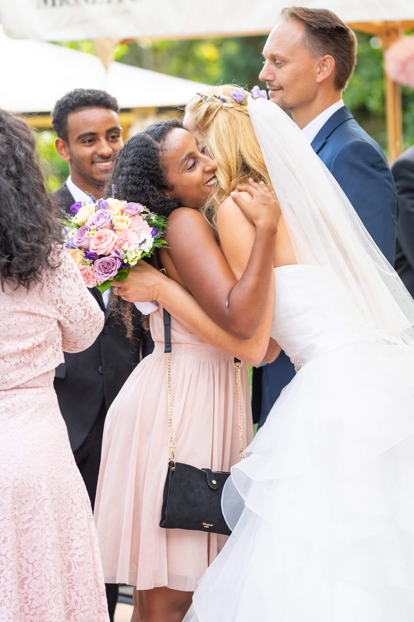 Gratulanten nach der freien Trauung