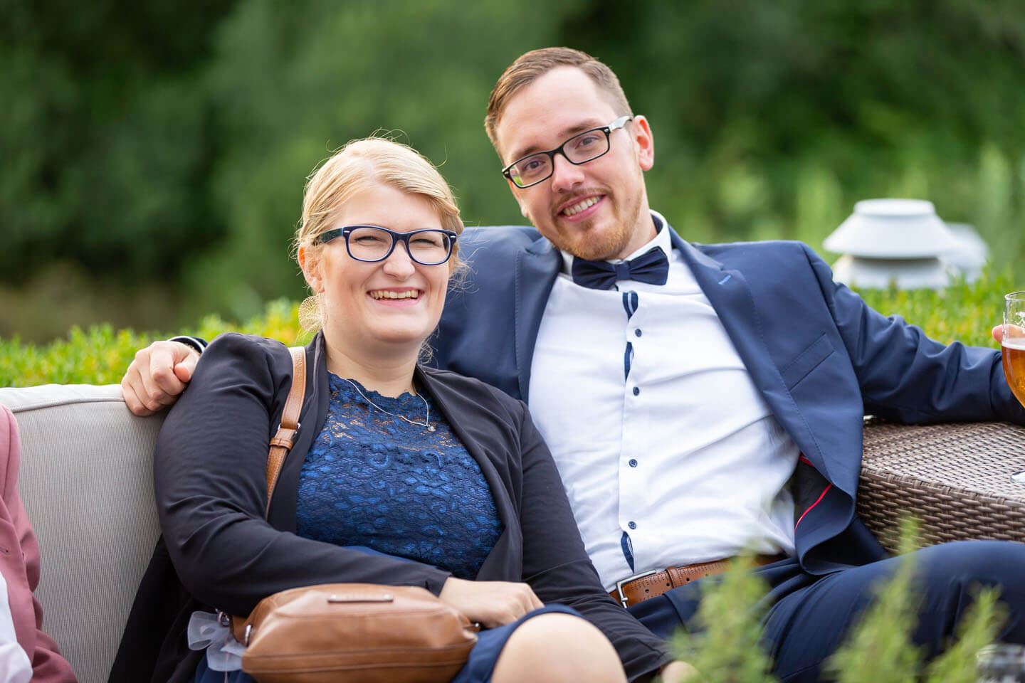 Strahlendes Paar als Hochzeitsgäste