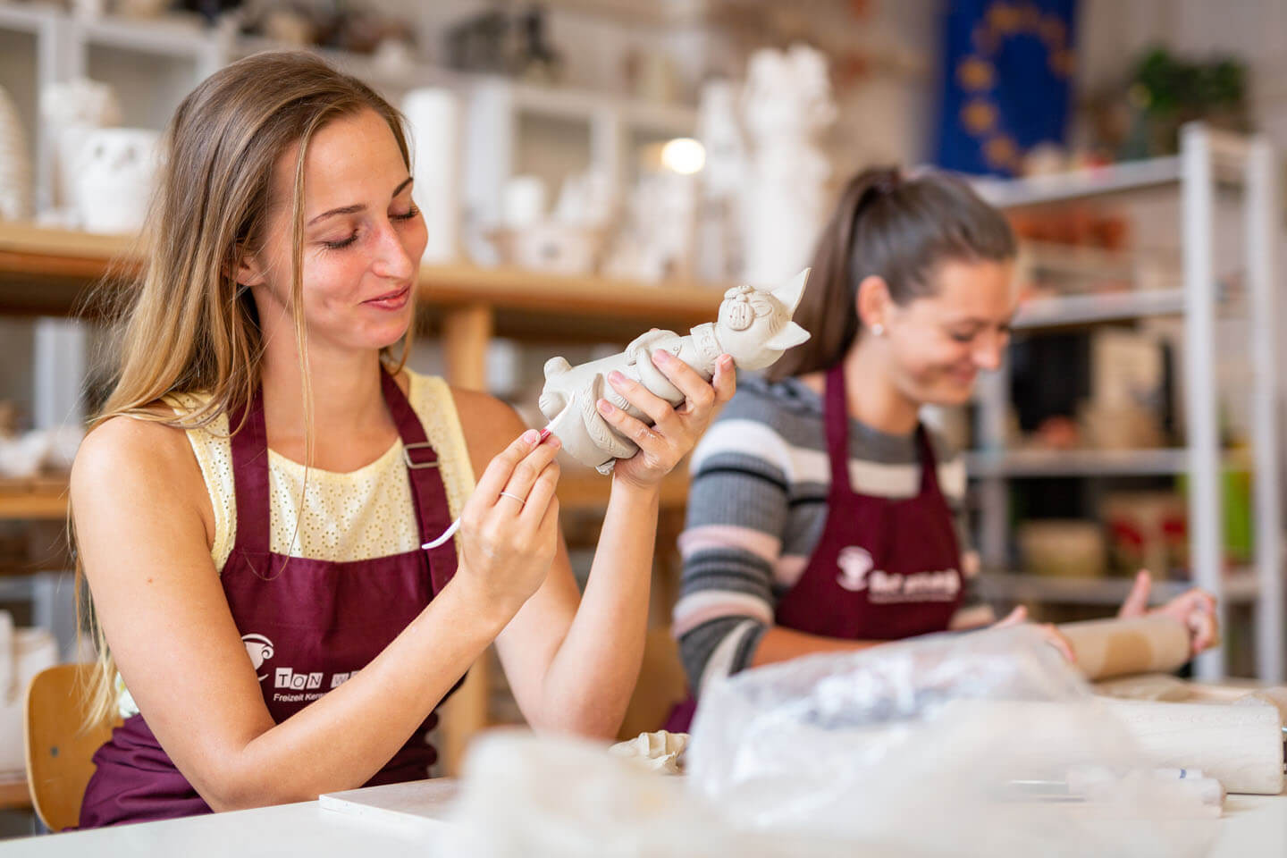 Zwei Frauen in der Töpferwerkstatt
