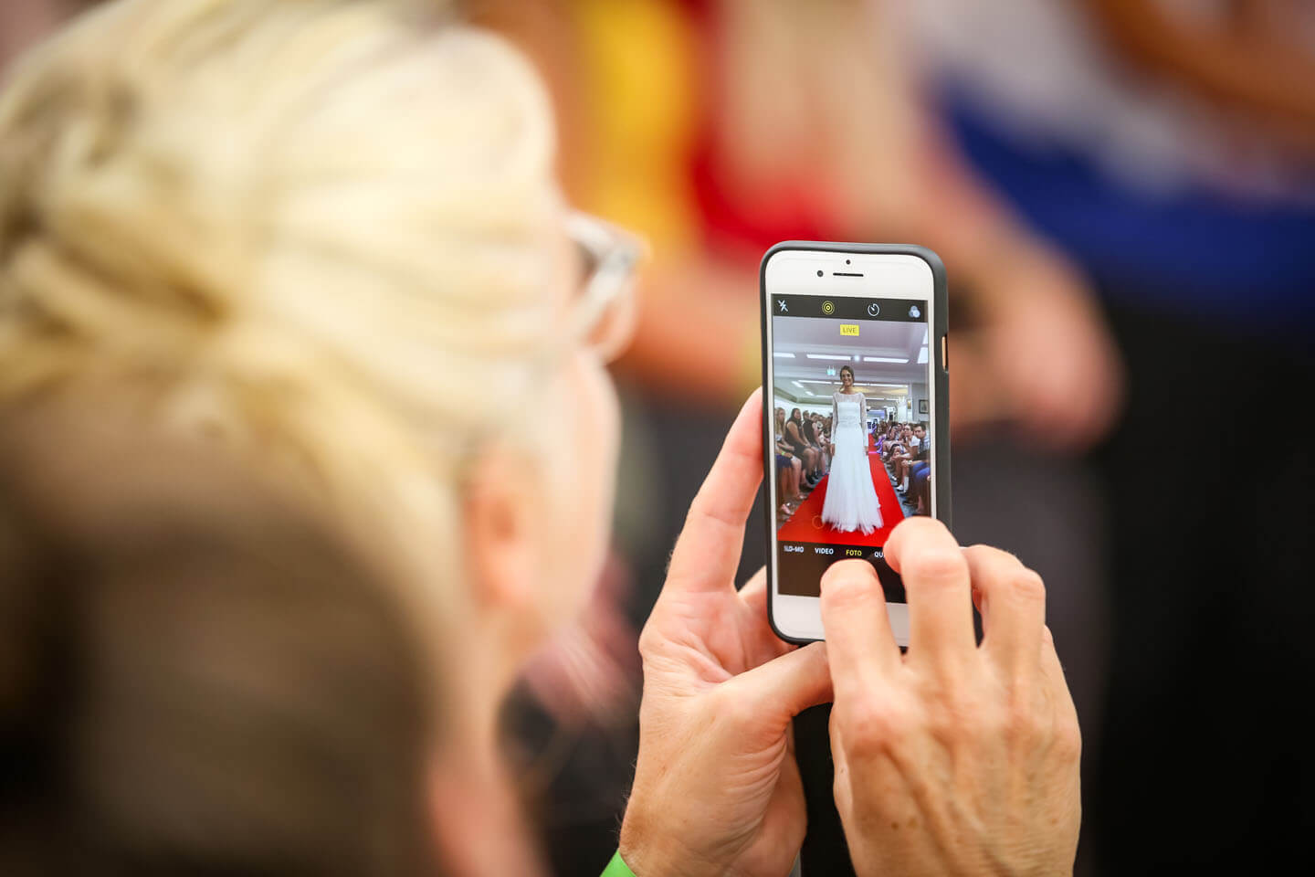Handyfoto Hochzeitskleid