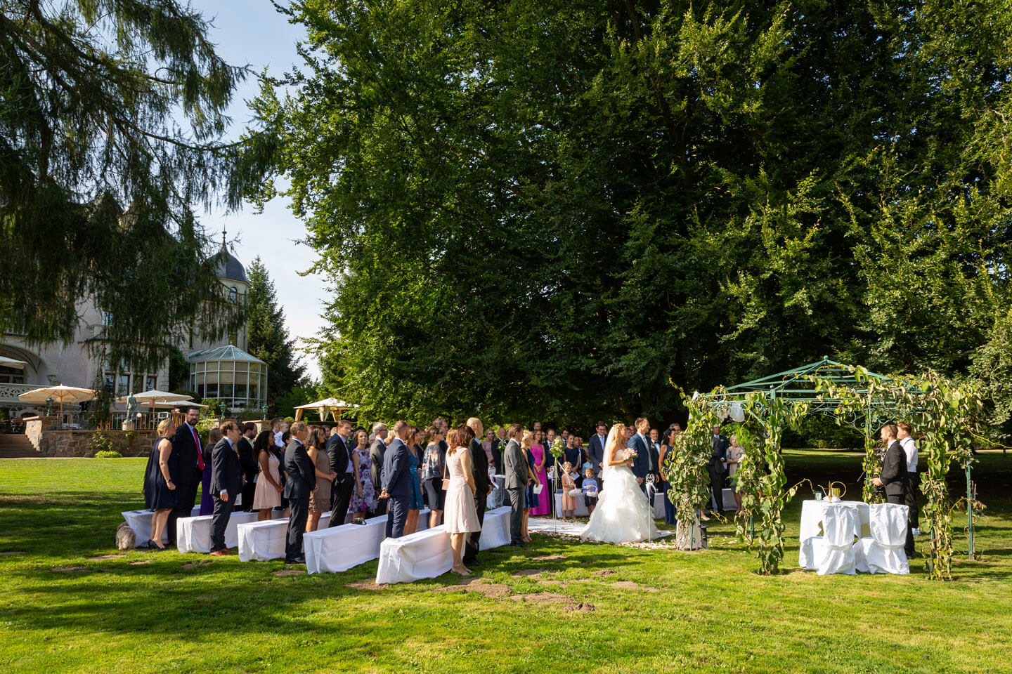 Hochzeitsgesellschaft bei Trauung im Schloss Tremsbüttel