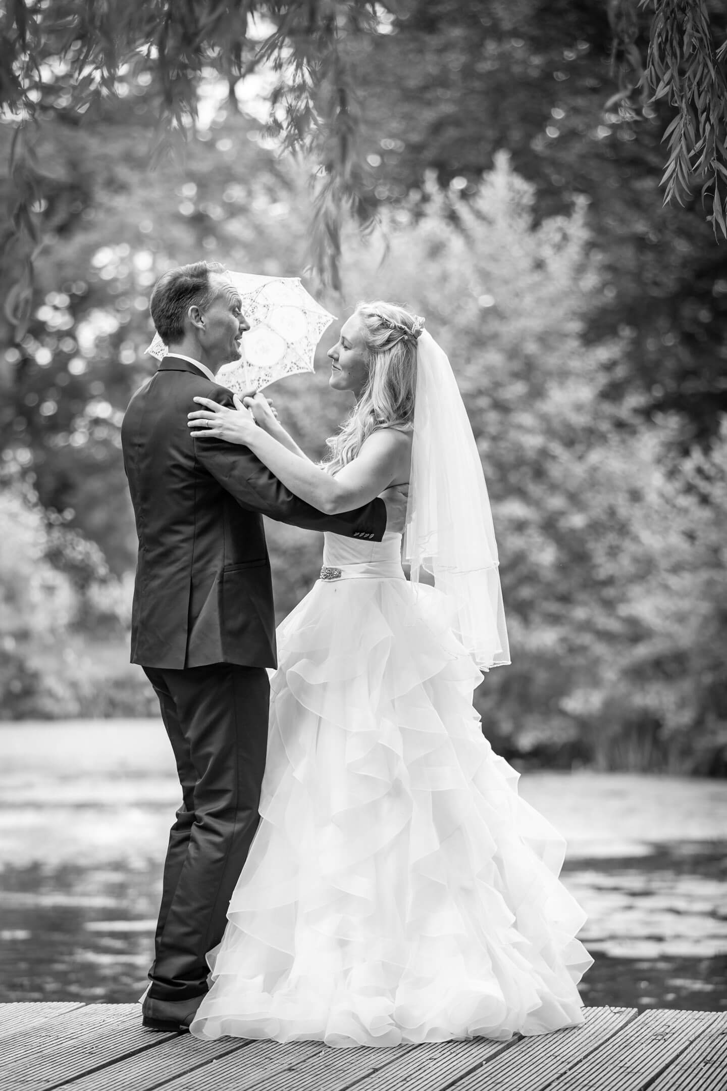 Tanzendes Hochzeitspaar im Schlosspark Tremsbüttel. Fotograf Florian Läufer