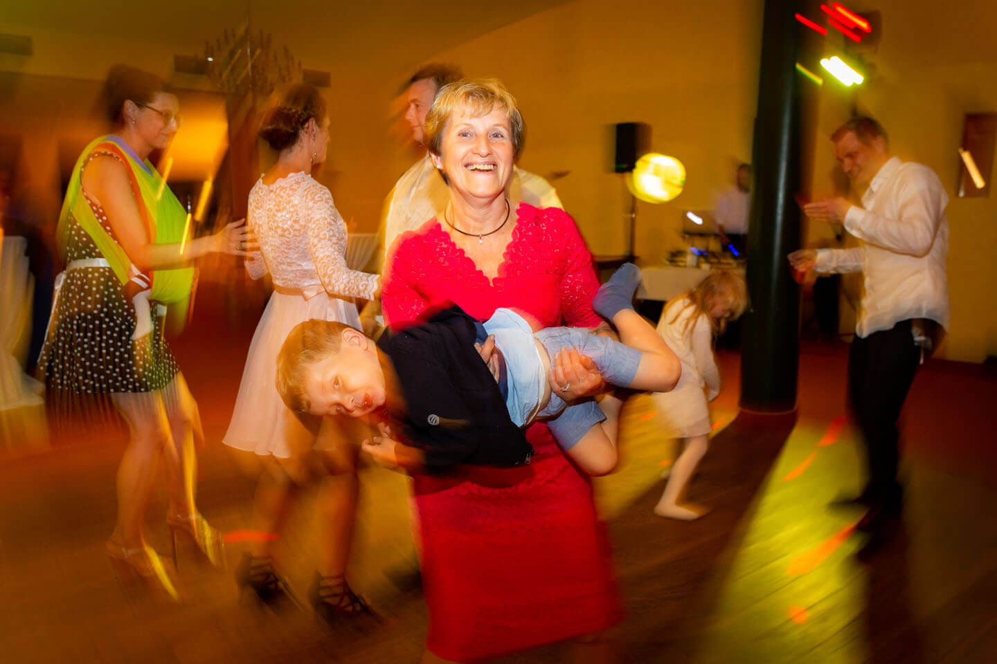 Drei generationen auf der Tanzfläche während einer Hochzeitsfeier