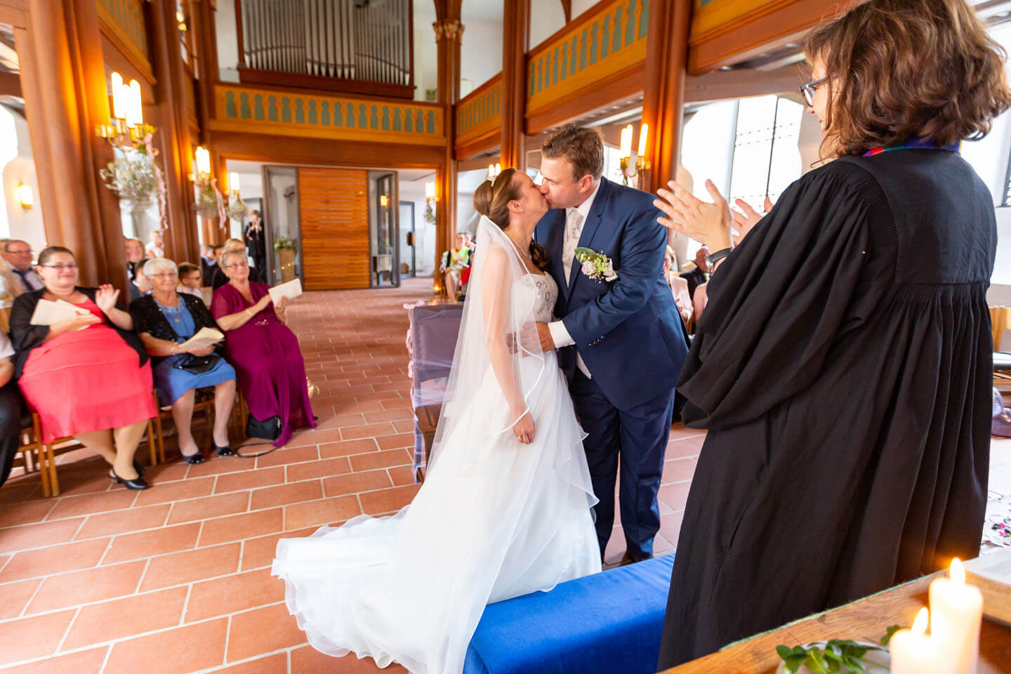 Der Vermählungskuss in der Kirche