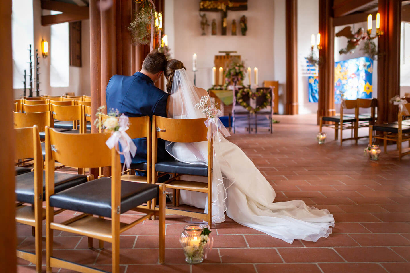 Brautpaar in der leeren Elisabeth Kirche in Brunstorf