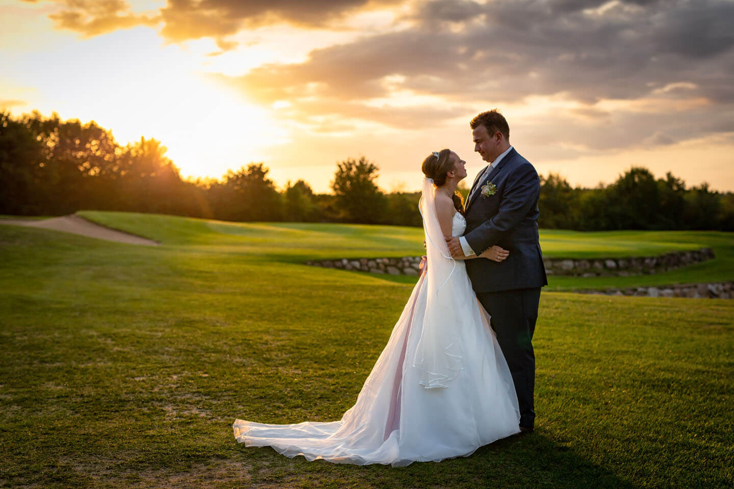 Hochzeitsfoto auf dem Golfplatz in Brunstorf während des Sonnenuntergangs