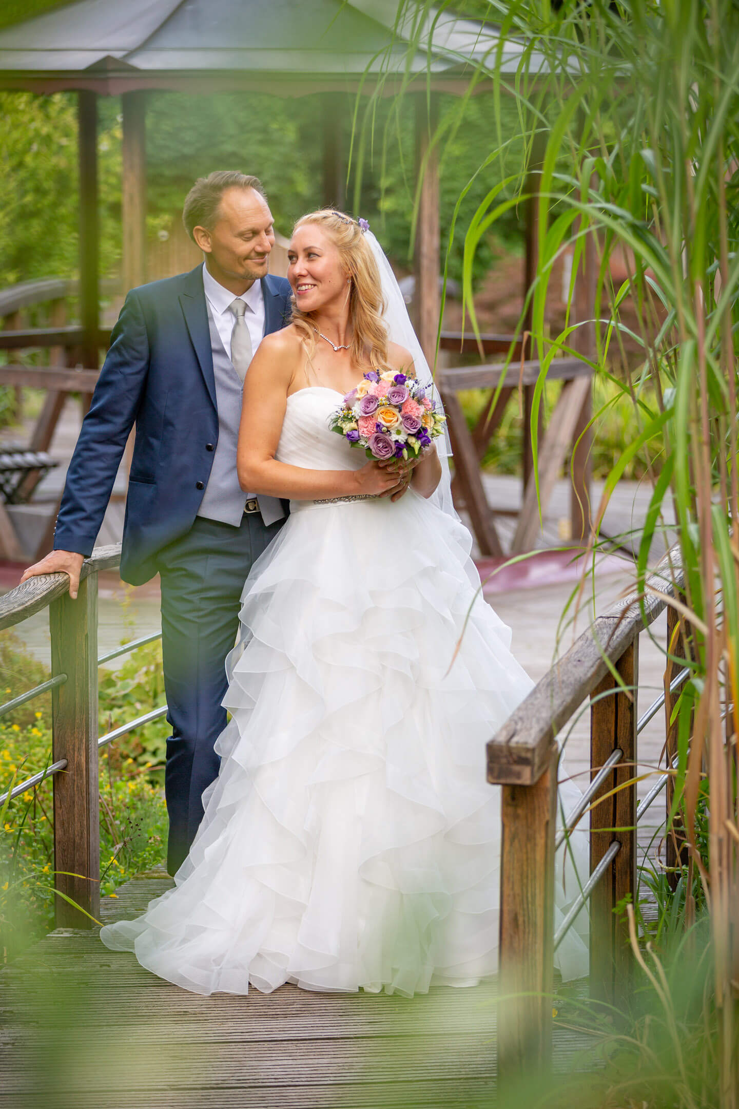 Klassisches Hochzeitsfoto im Park vom Tremsbütteler Schloss