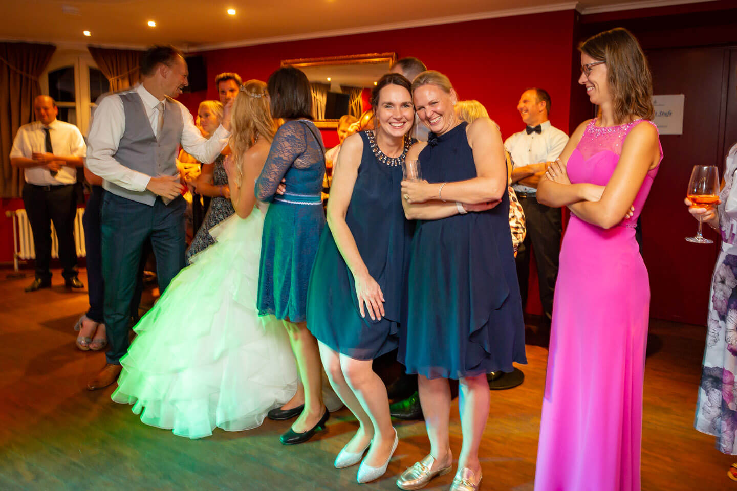 Hochzeitsgäste mit Partystimmung am Abend