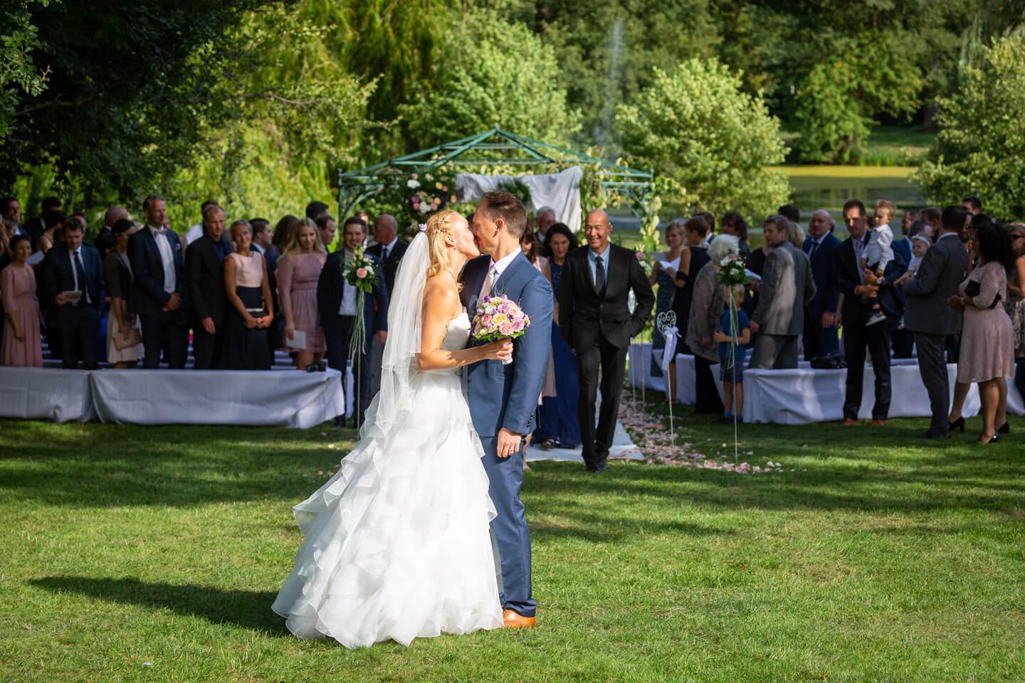 Brautpaar küsst sich nach Hochzeit im Schloss Tremsbüttel