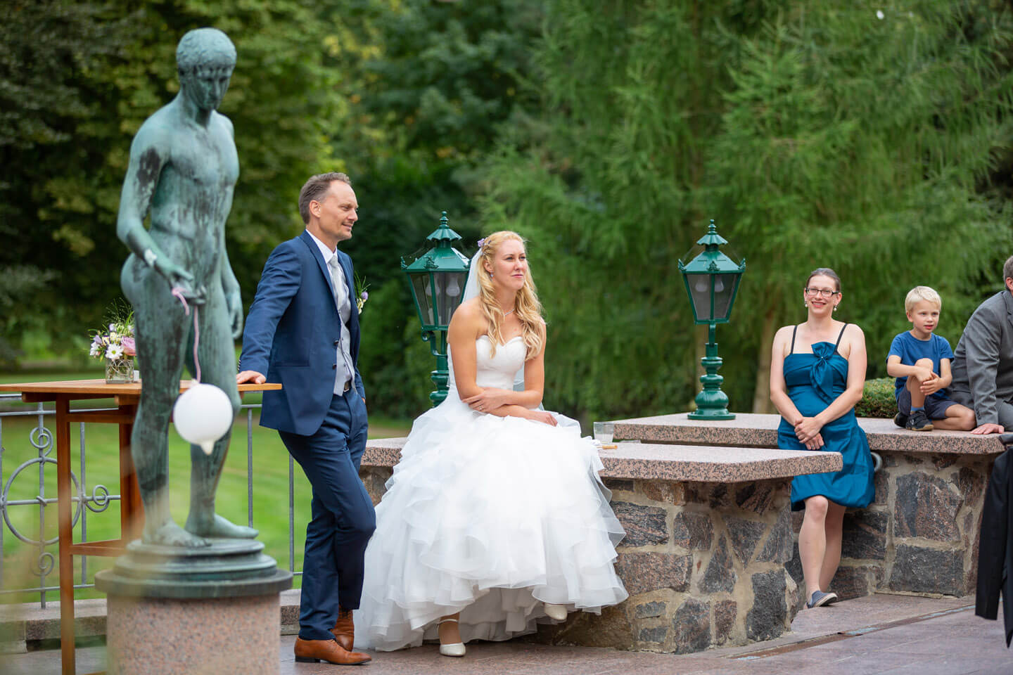 Hochzeitspaar auf der Terrasse vom Schloss