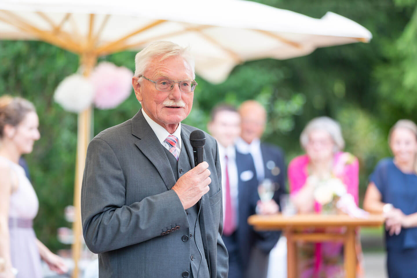 Rede vor Hochzeitsgästen