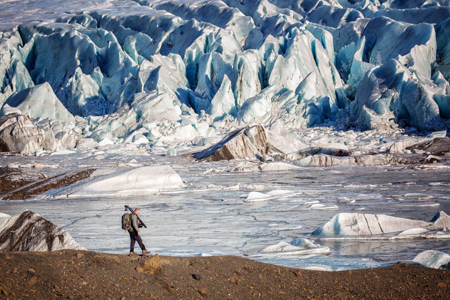 Fotograf Holger Kröger an einem Gletscher in Island