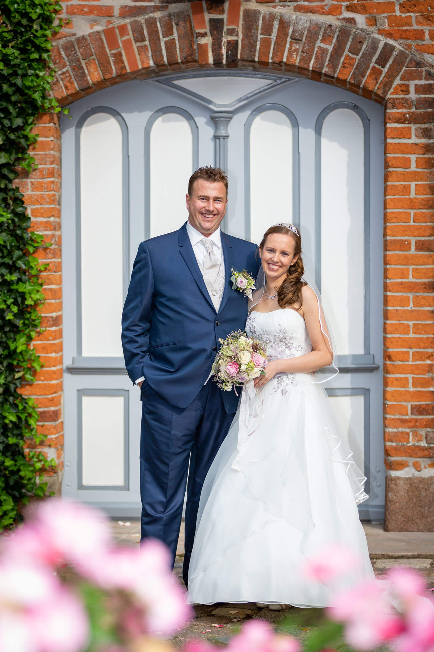 Klassisches Hochzeitsfoto vor der Kirchentür