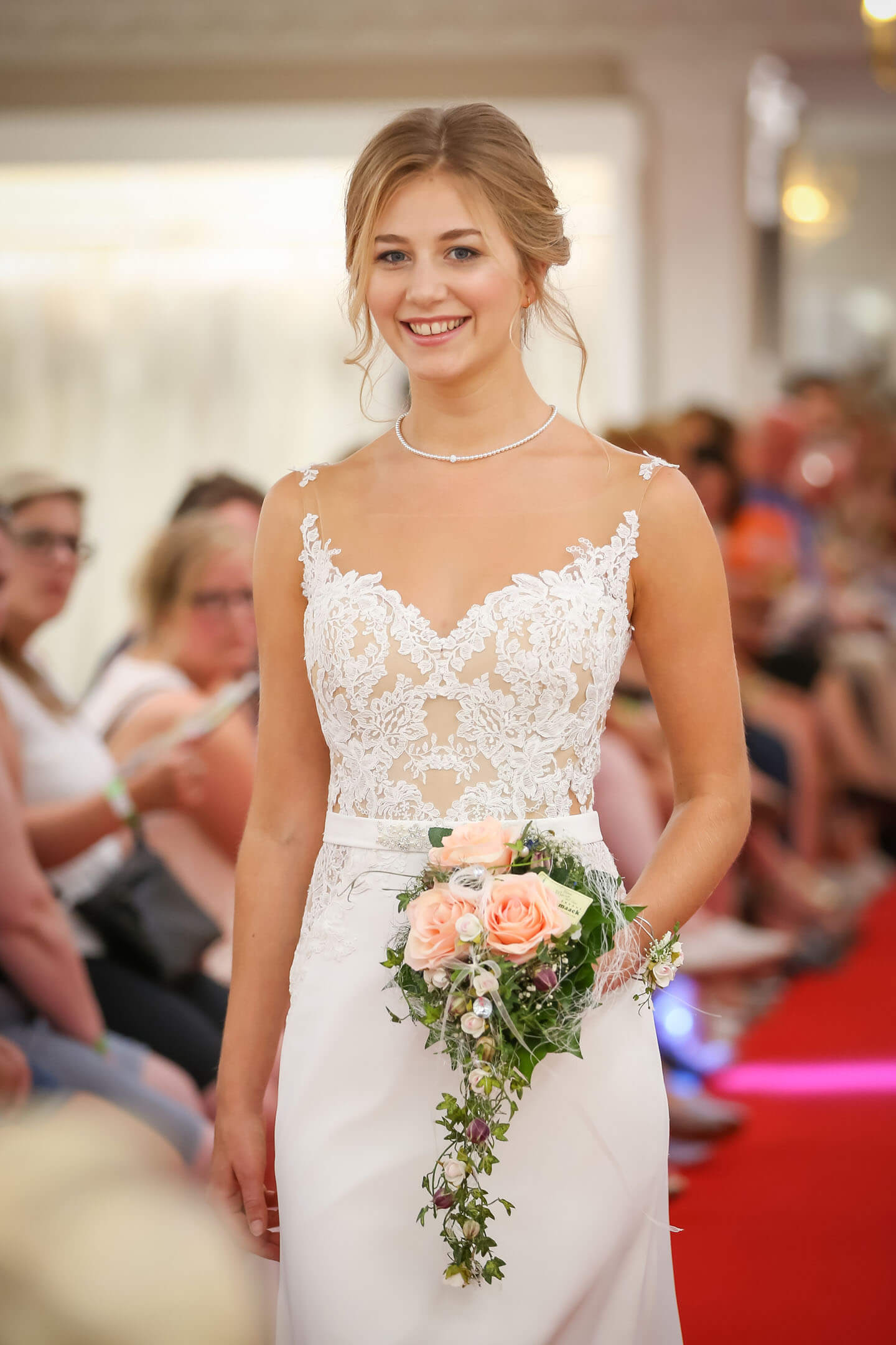 Brautkleid bei Modenschau. Fotograf Florian Läufer