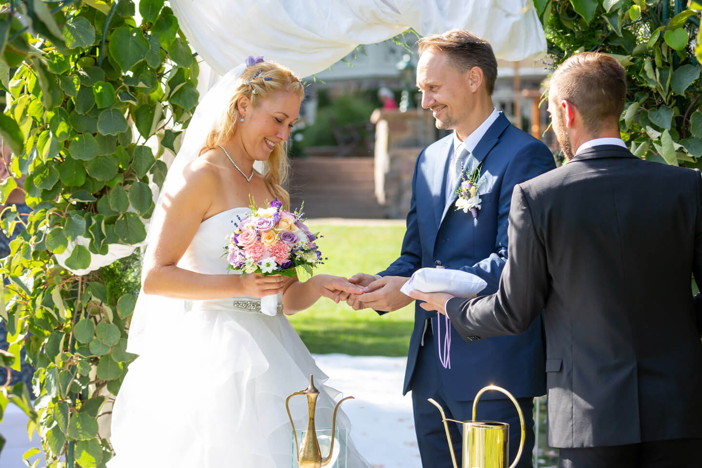 Ringtausch bei freier Trauung durch Vincent Maria Klein