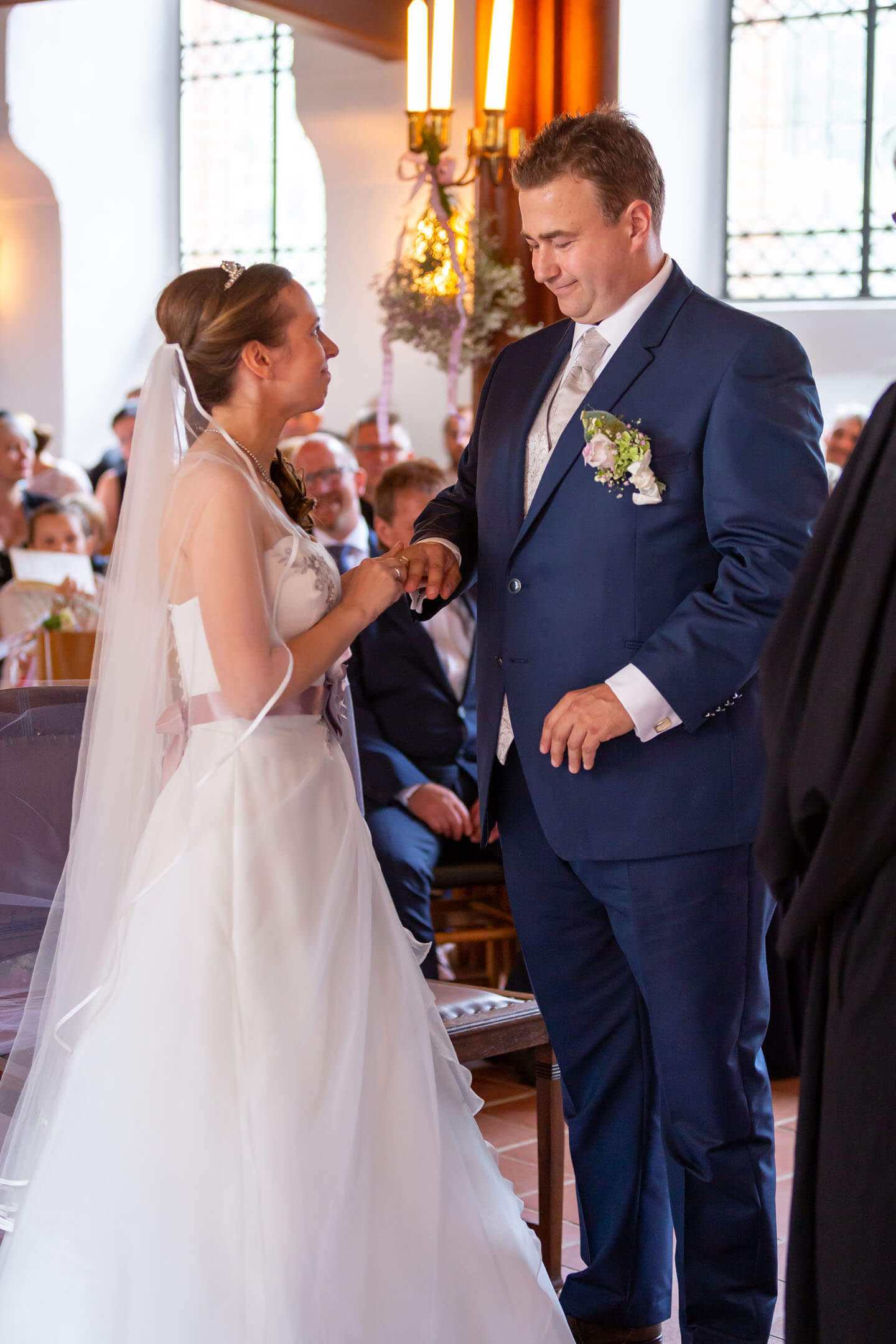 Den Ringtausch darf man in einer Hochzeitsreportage nicht verpassen. Hier hat es geklappt.