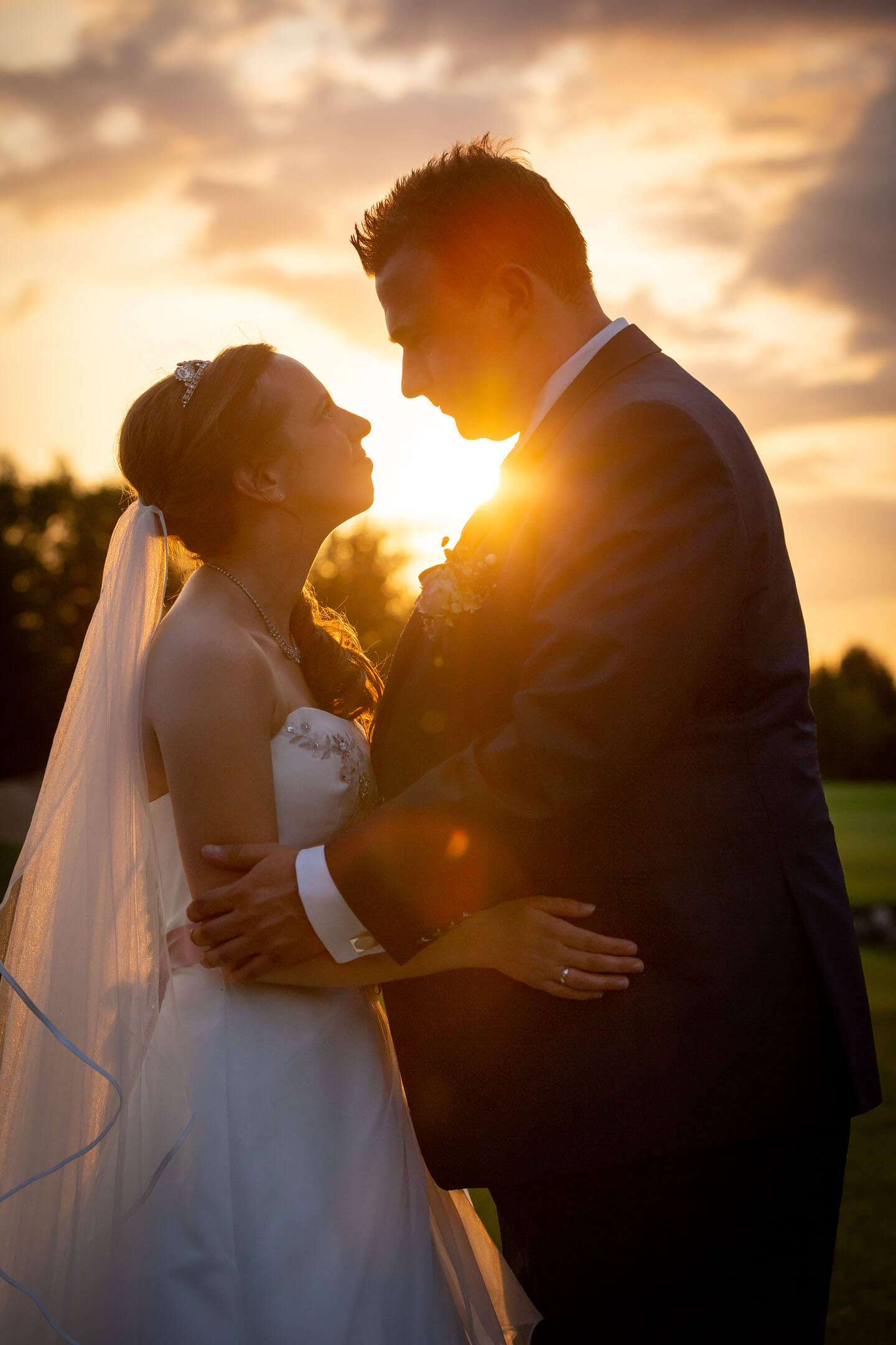 Hochzeitsfoto im Sonnenuntergang. Hochzeitsfotograf Florian Läufer nutzte geschickt das Gegenlicht.
